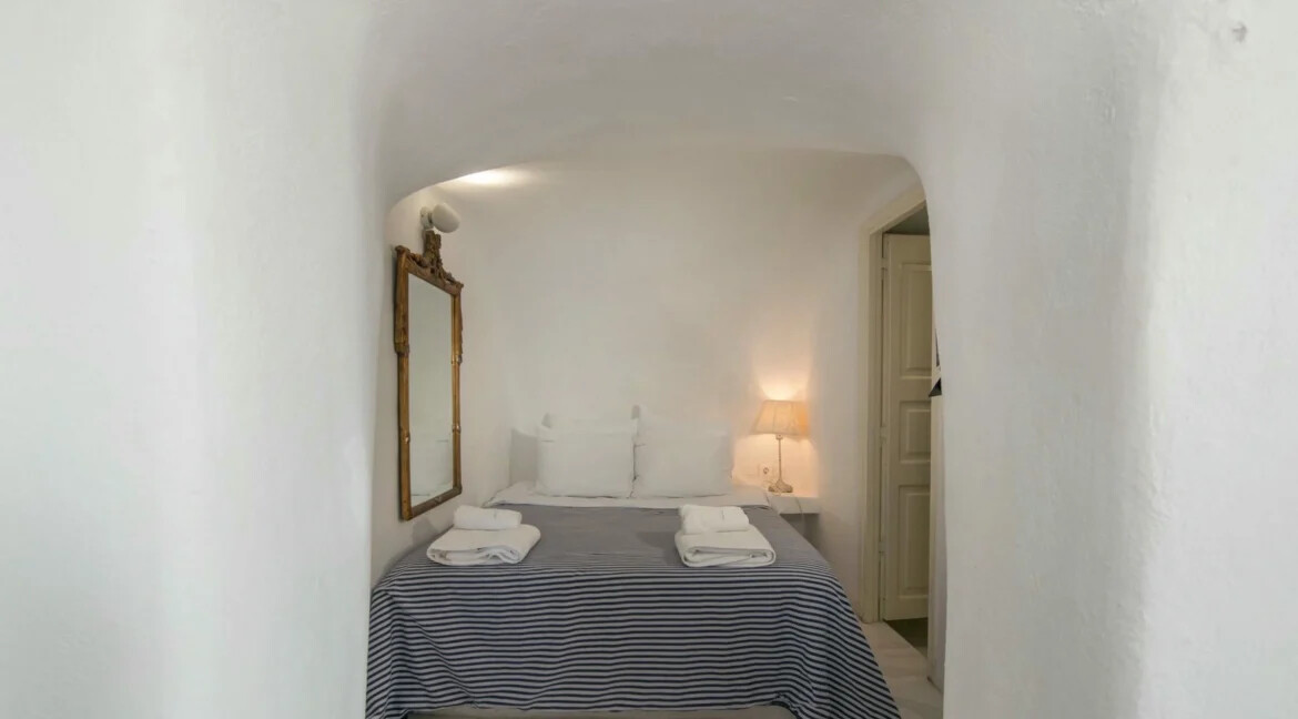 Luxury Villa for Sale with 4 Suites in Imerovigli Santorini 26