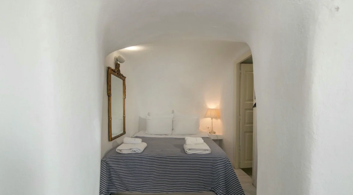 Luxury Villa for Sale with 4 Suites in Imerovigli Santorini 26