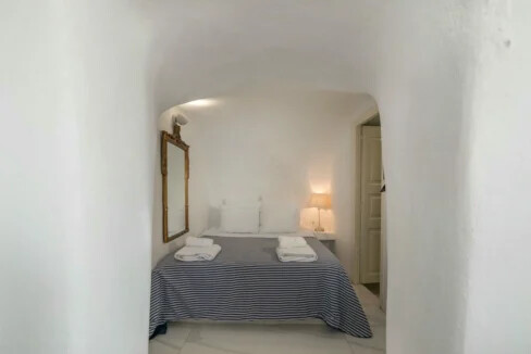 Luxury Villa for Sale with 4 Suites in Imerovigli Santorini 26