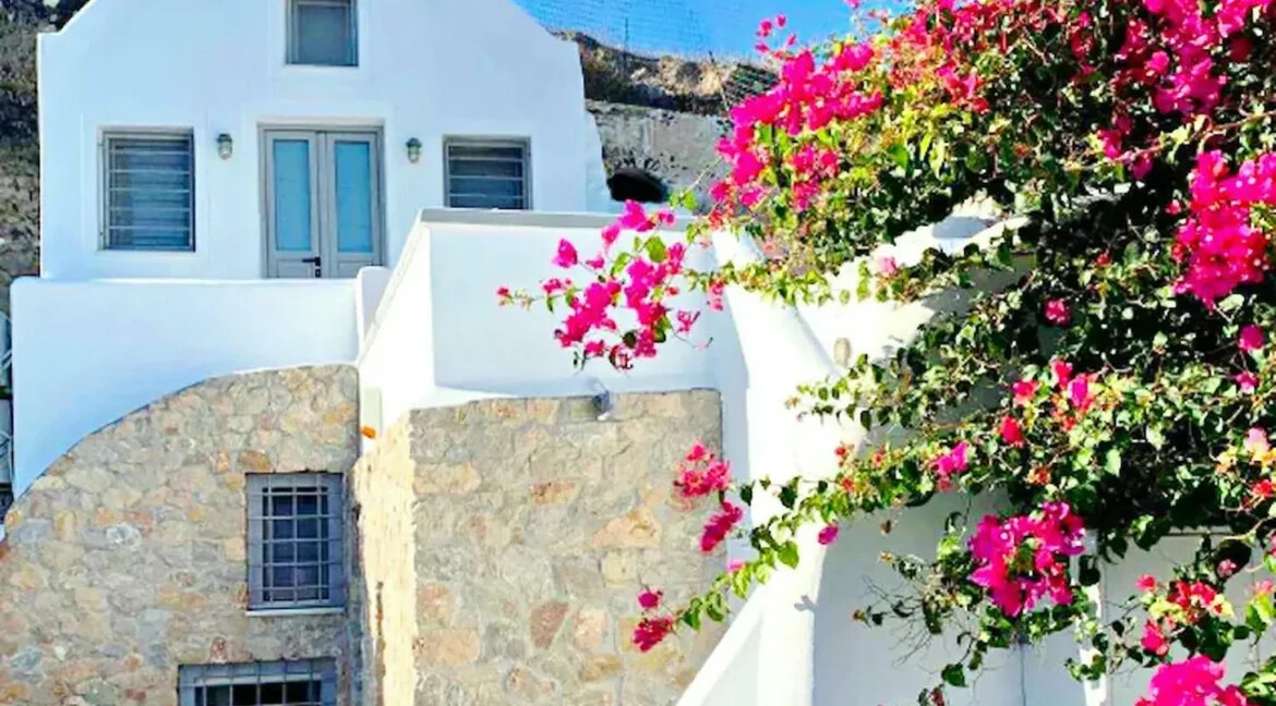 Two independent suites for Sale in Santorini