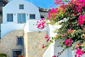 Two independent suites for Sale in Santorini