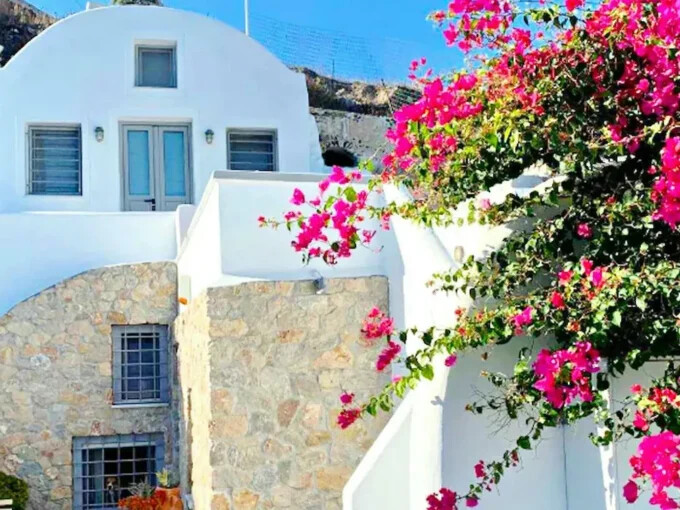 Two independent suites for Sale in Santorini