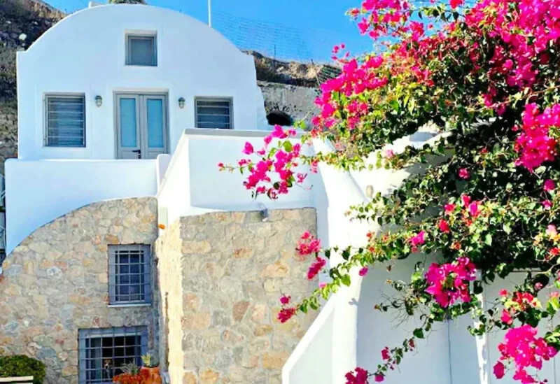 Two independent suites for Sale in Santorini