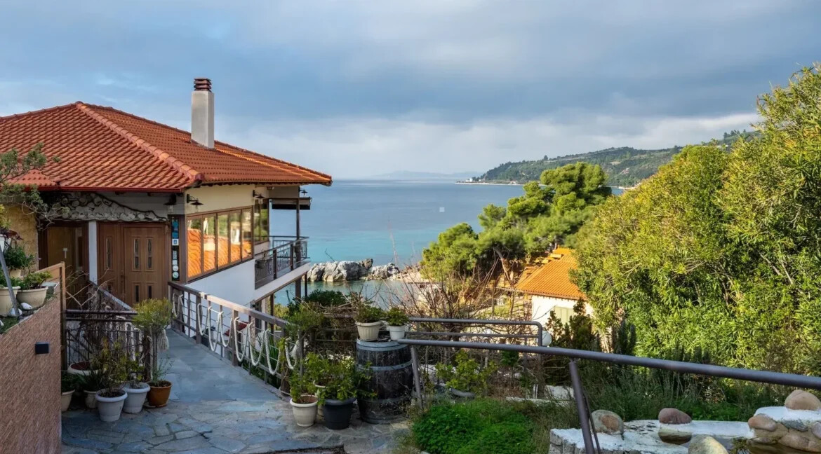 Seafront Property in Halkidiki for Sale: Rooms & Restaurant 1