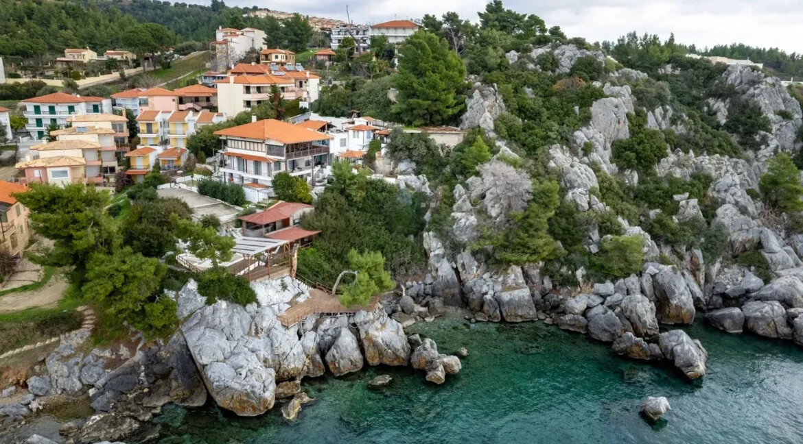 Seafront Property in Halkidiki for Sale: Rooms & Restaurant 2