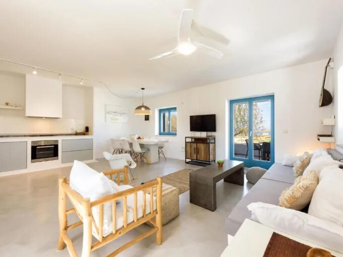 Συγκρότημα για αγορά Πάρος, Νάουσα