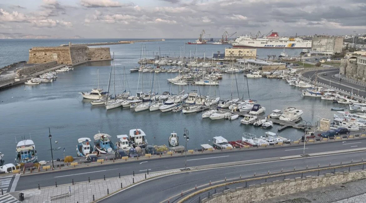 Seafront Penthouse for Sale in the Heart of Heraklion, Crete 10