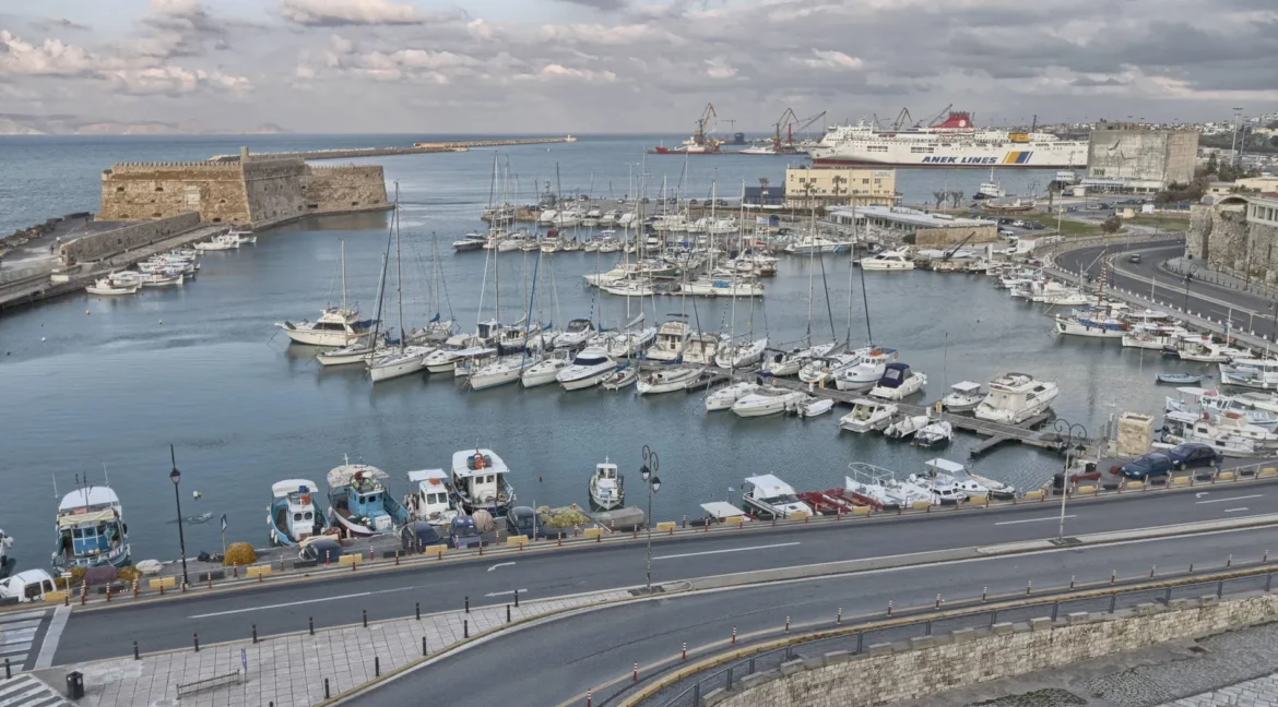 Seafront Penthouse for Sale in the Heart of Heraklion, Crete 10