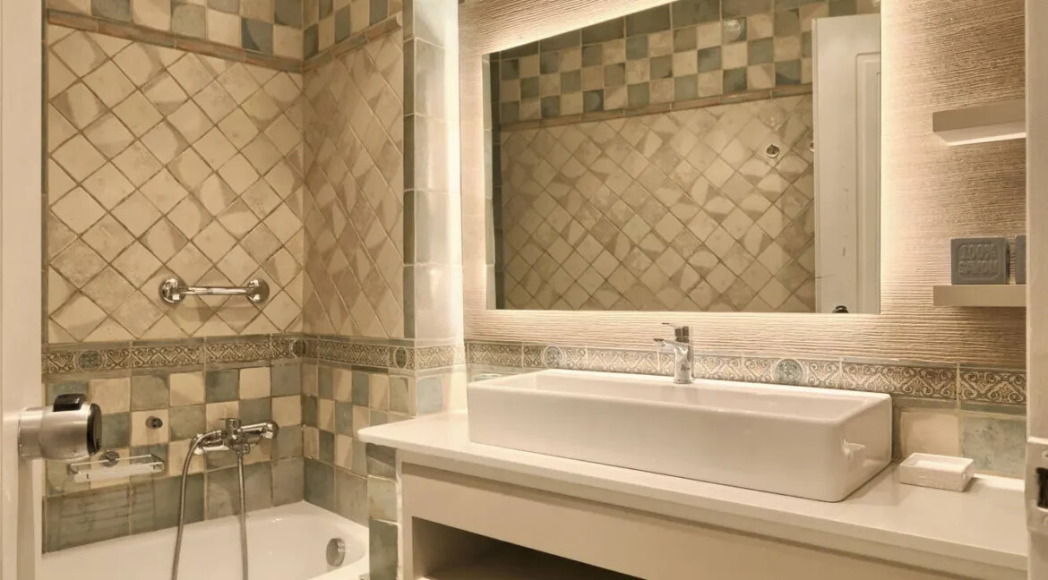 Seafront Penthouse for Sale in the Heart of Heraklion, Crete 4