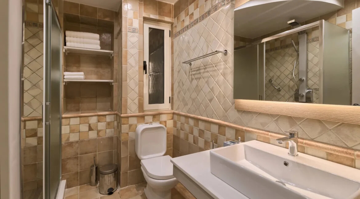 Seafront Penthouse for Sale in the Heart of Heraklion, Crete 8