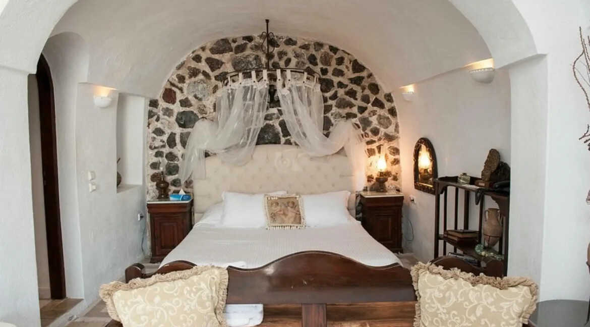 3 Cave Suites Complex for Sale in Oia Santorini 12