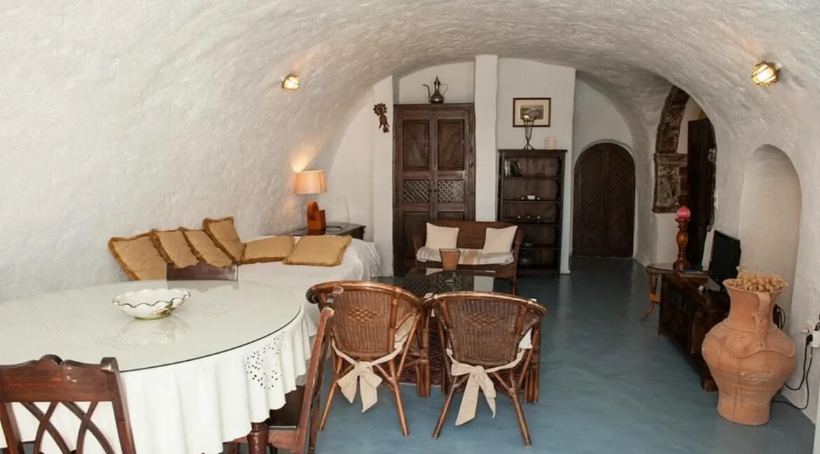 3 Cave Suites Complex for Sale in Oia Santorini 13