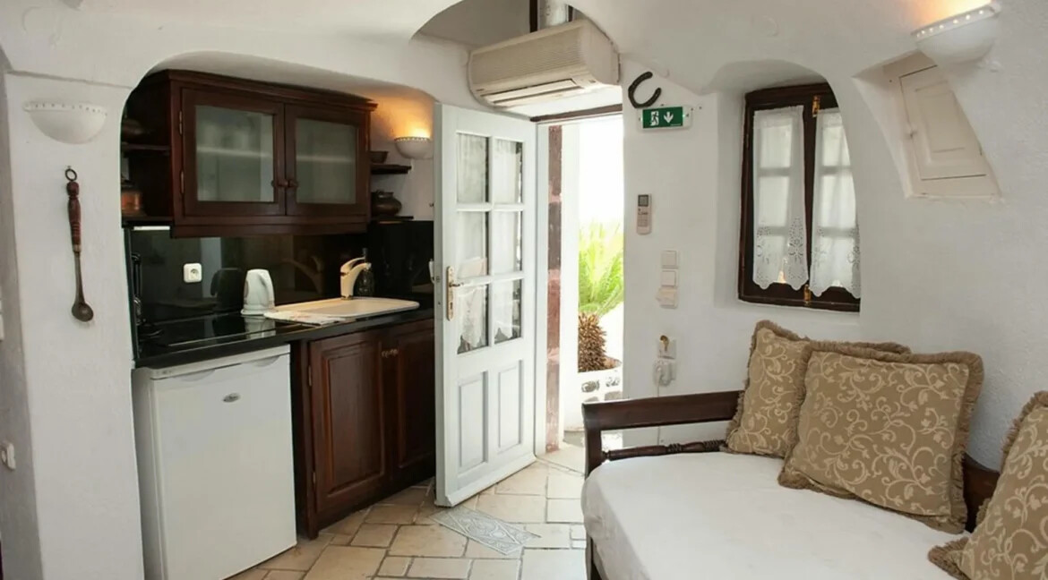3 Cave Suites Complex for Sale in Oia Santorini 16