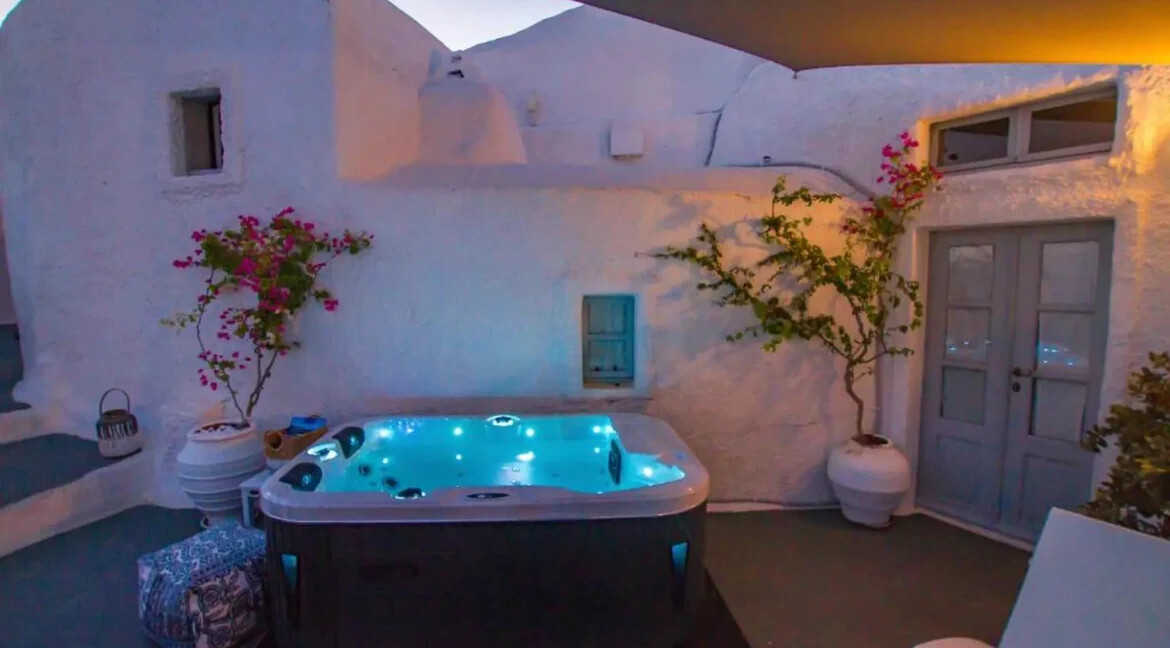 3 Cave Suites Complex for Sale in Oia Santorini 5