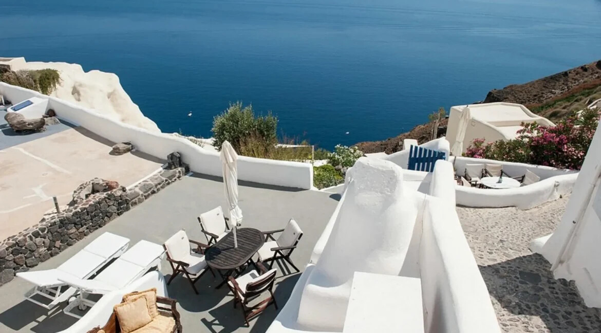3 Cave Suites Complex for Sale in Oia Santorini 9
