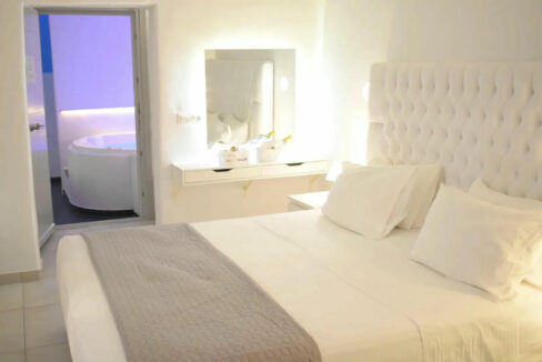 Traditional Eco-Inspired Villa for Sale in Santorini 4