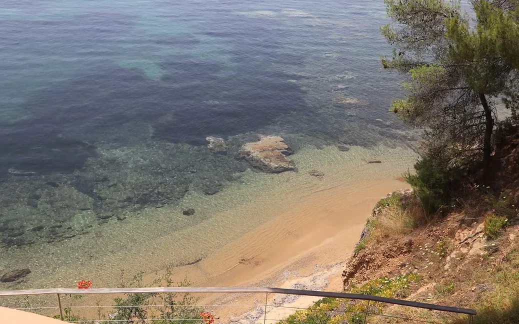 Seafront Cottage with Private Beach Access in Skiathos for sale 7