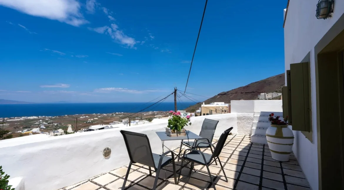 Traditional House for Sale in Finikia Santorini 1