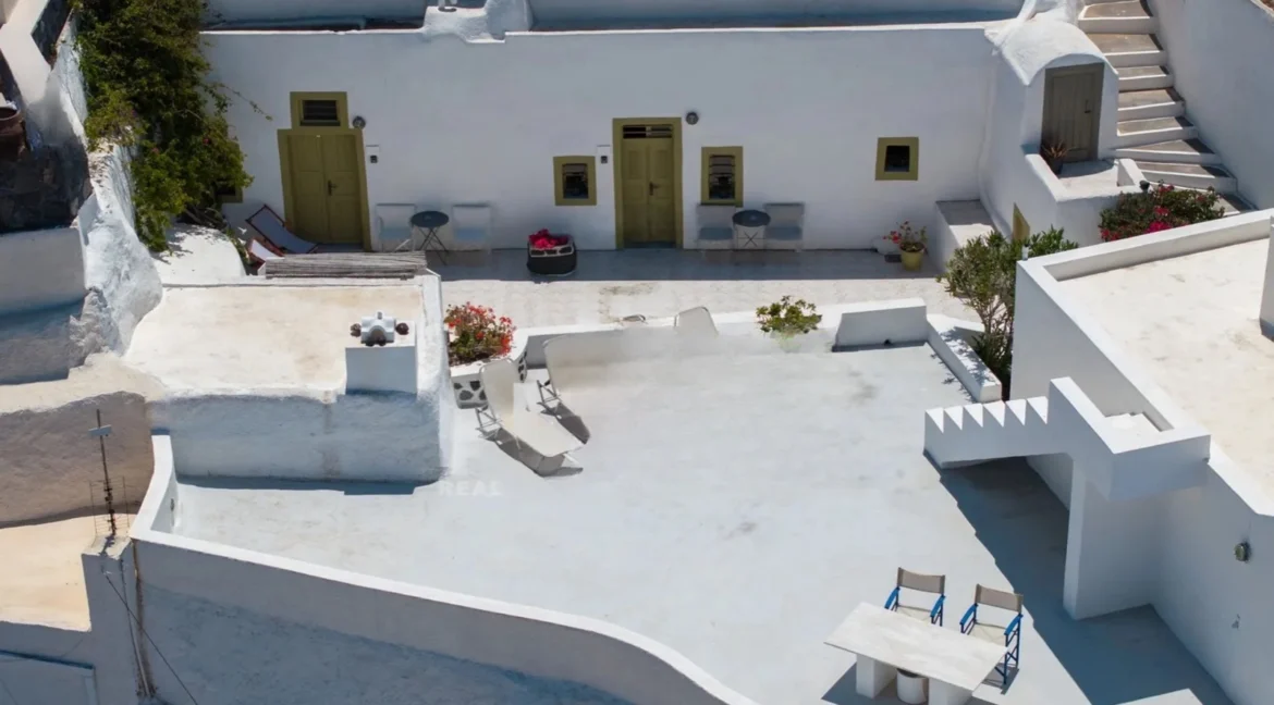 Traditional House for Sale in Finikia Santorini 3