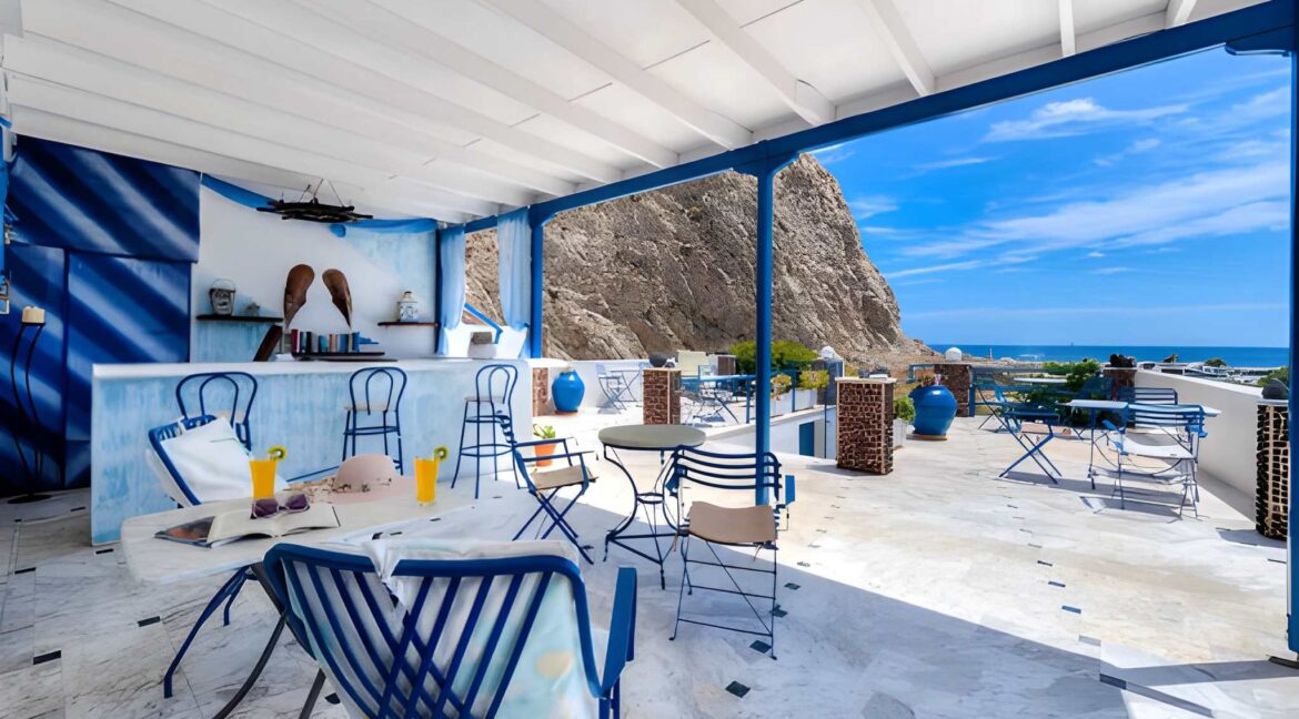 Listing photograph 8 of 25 of the house in Perissa, published by Greek Exclusive Properties.