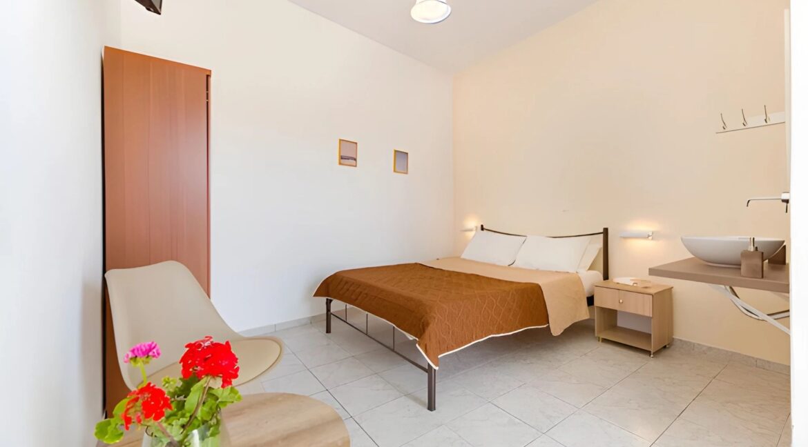 Listing photograph 14 of 25 of the house in Perissa, published by Greek Exclusive Properties.