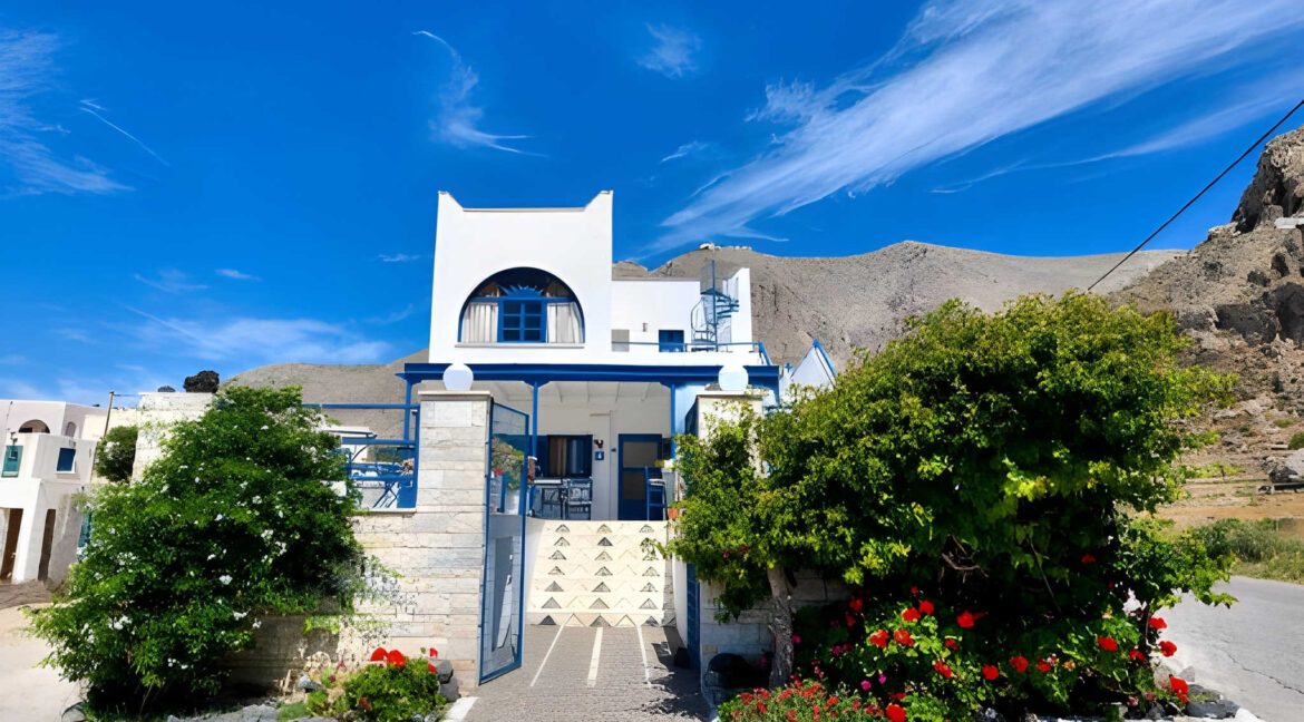 Listing photograph 4 of 25 of the house in Perissa, published by Greek Exclusive Properties.