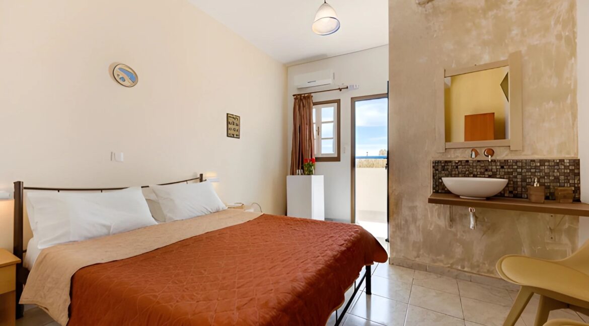 Listing photograph 15 of 25 of the house in Perissa, published by Greek Exclusive Properties.