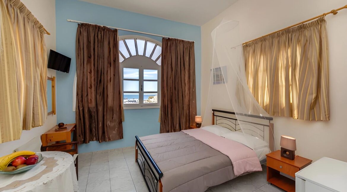 Listing photograph 16 of 25 of the house in Perissa, published by Greek Exclusive Properties.