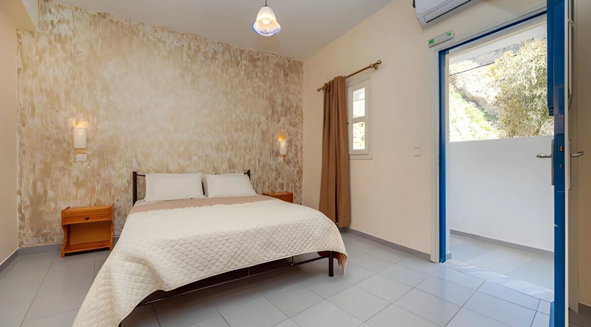 Listing photograph 18 of 25 of the house in Perissa, published by Greek Exclusive Properties.