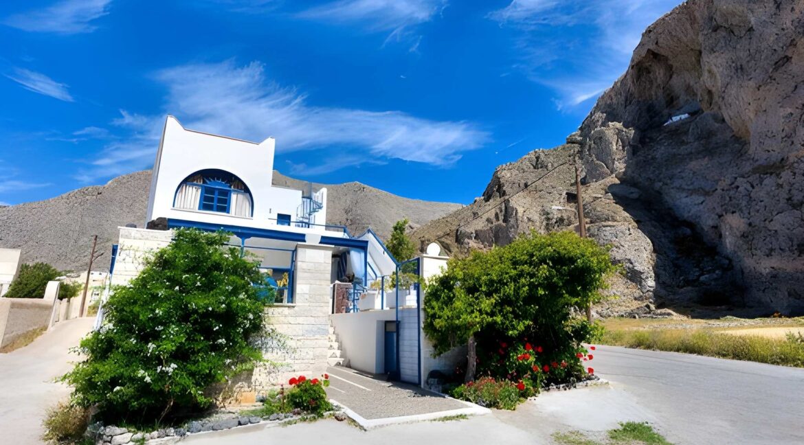 Listing photograph 6 of 25 of the house in Perissa, published by Greek Exclusive Properties.
