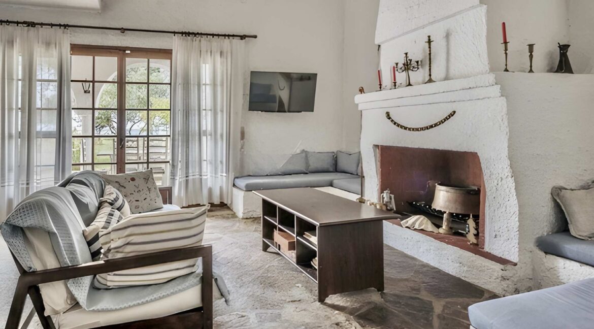 Beachfront Villa with Direct Sea Access for Sale in Sithonia 1