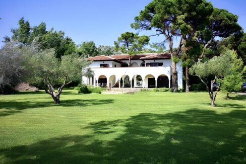 Beachfront Villa with Direct Sea Access for Sale in Sithonia 2