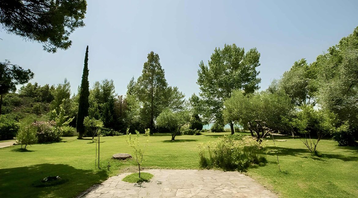 Beachfront Villa with Direct Sea Access for Sale in Sithonia 4