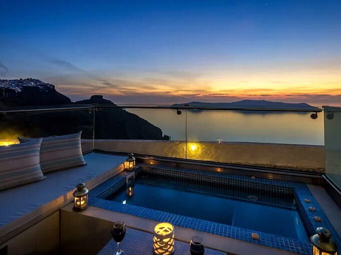 Luxury Hotel for sale in Santorini with 9 Suites