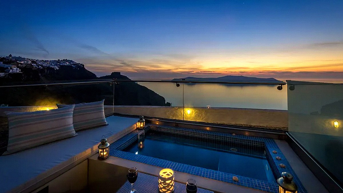 Luxury Hotel for sale in Santorini with 9 Suites