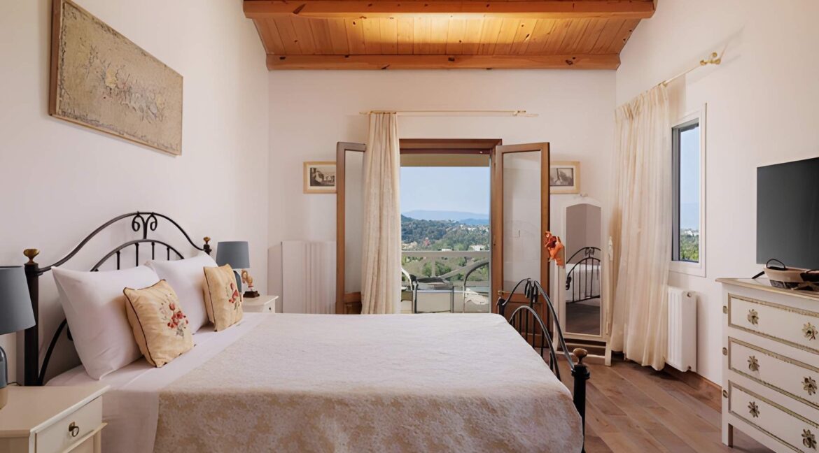 Luxury Villa for Sale in Central Corfu with Panoramic Views 4