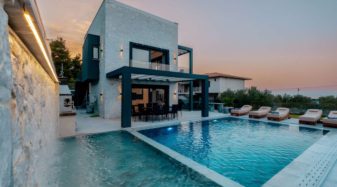 Luxury Villa with Pool for Sale in Polychrono Halkidiki 10