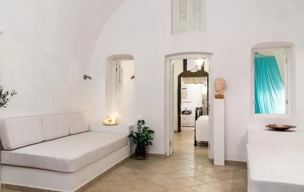 Luxury 19th Century Cave House for sale in Oia, Santorini 1