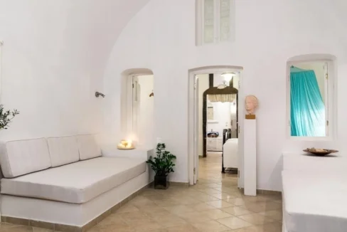 Luxury 19th Century Cave House for sale in Oia, Santorini 1