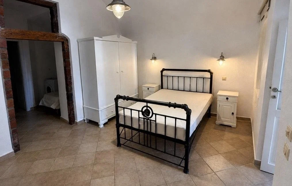 Luxury 19th Century Cave House for sale in Oia, Santorini 10
