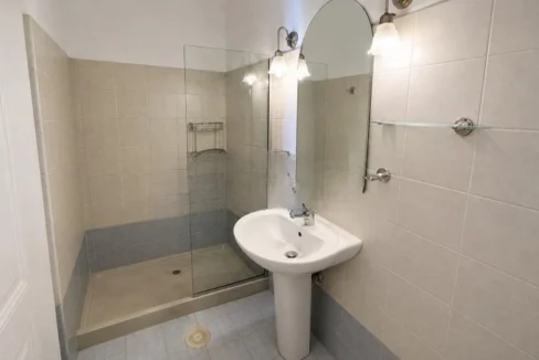 Luxury 19th Century Cave House for sale in Oia, Santorini 11