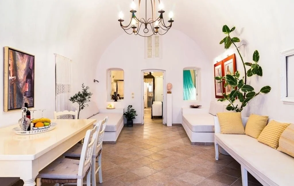 Luxury 19th Century Cave House for sale in Oia, Santorini 12