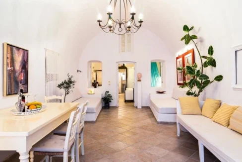 Luxury 19th Century Cave House for sale in Oia, Santorini 12