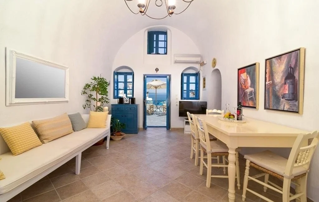 Luxury 19th Century Cave House for sale in Oia, Santorini 14