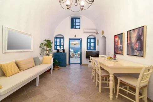 Luxury 19th Century Cave House for sale in Oia, Santorini 14