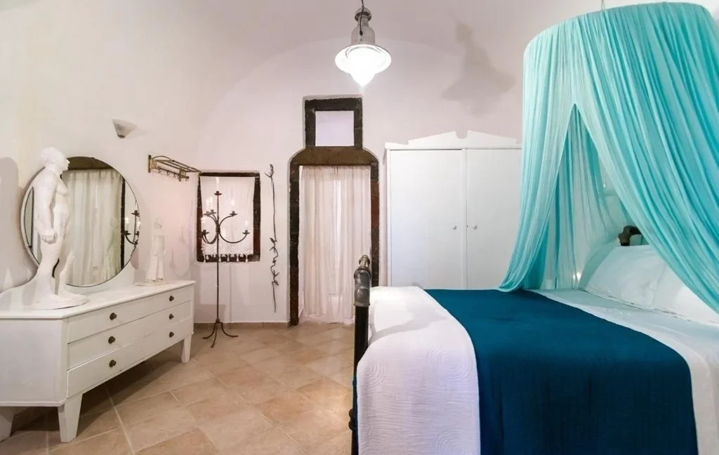 Luxury 19th Century Cave House for sale in Oia, Santorini 15