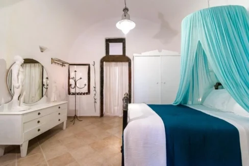 Luxury 19th Century Cave House for sale in Oia, Santorini 15