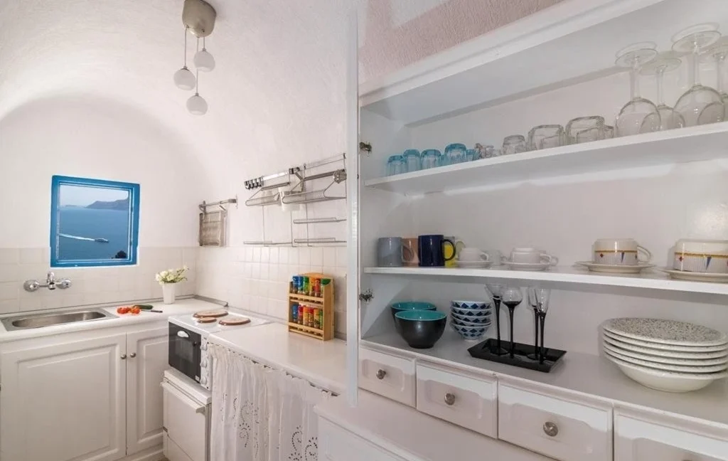 Luxury 19th Century Cave House for sale in Oia, Santorini 16
