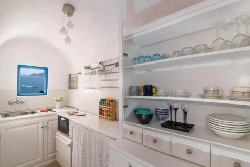 Luxury 19th Century Cave House for sale in Oia, Santorini 16