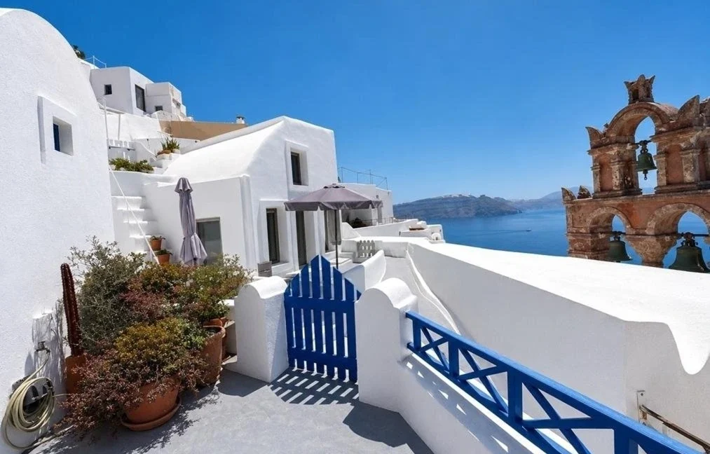 Luxury 19th Century Cave House for sale in Oia, Santorini 17